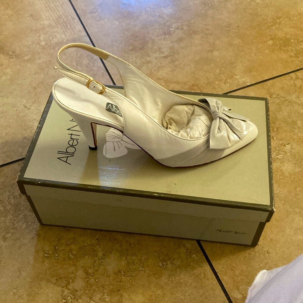 Albert Nipon Beautiful Leather Shoes - image 2